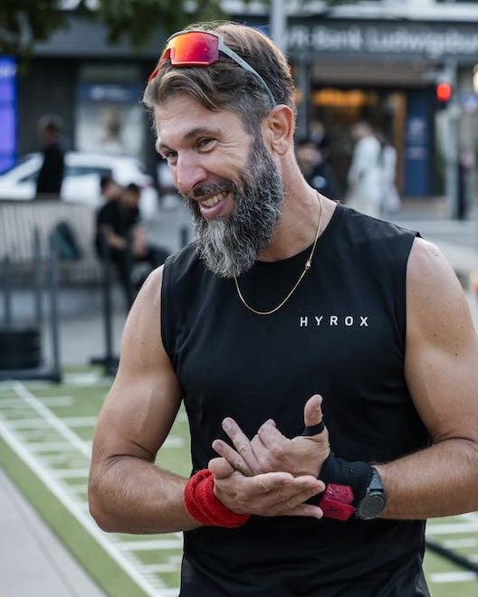 Thomas Nething als HYROX Coach bei einem Outdoor-Event von CULT Fitness in Ludwigsburg