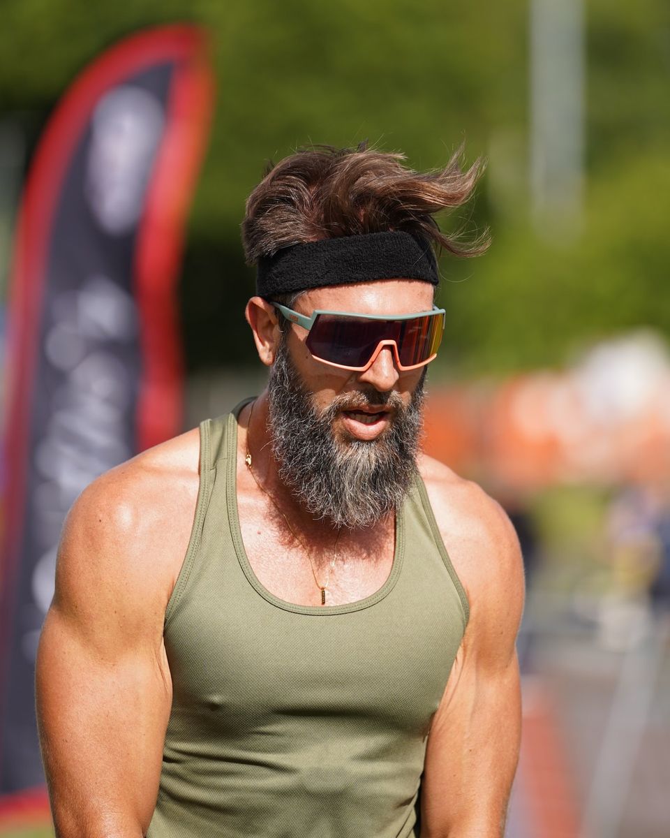 Thomas Nething im HYROX-Wettkampf mit Stirnband und Sportbrille